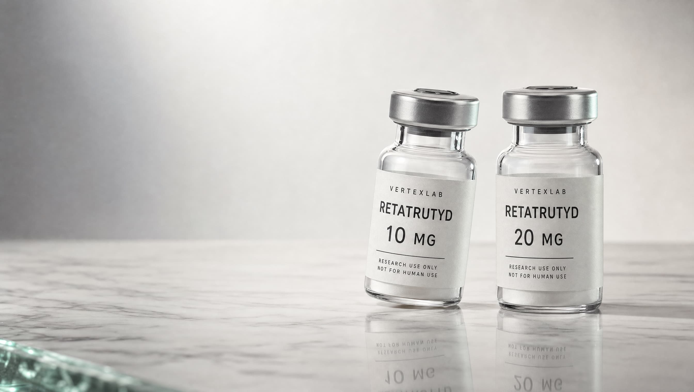Fiolki materiału badawczego VertexLab oznaczone Retatrutyd 10 mg i 20 mg